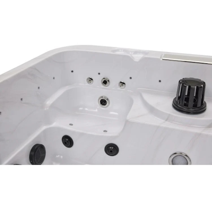 Luxury Spas Social 5-Person Hot Tub