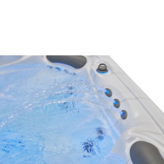 Luxury Spas Infinity 5-Person Hot Tub
